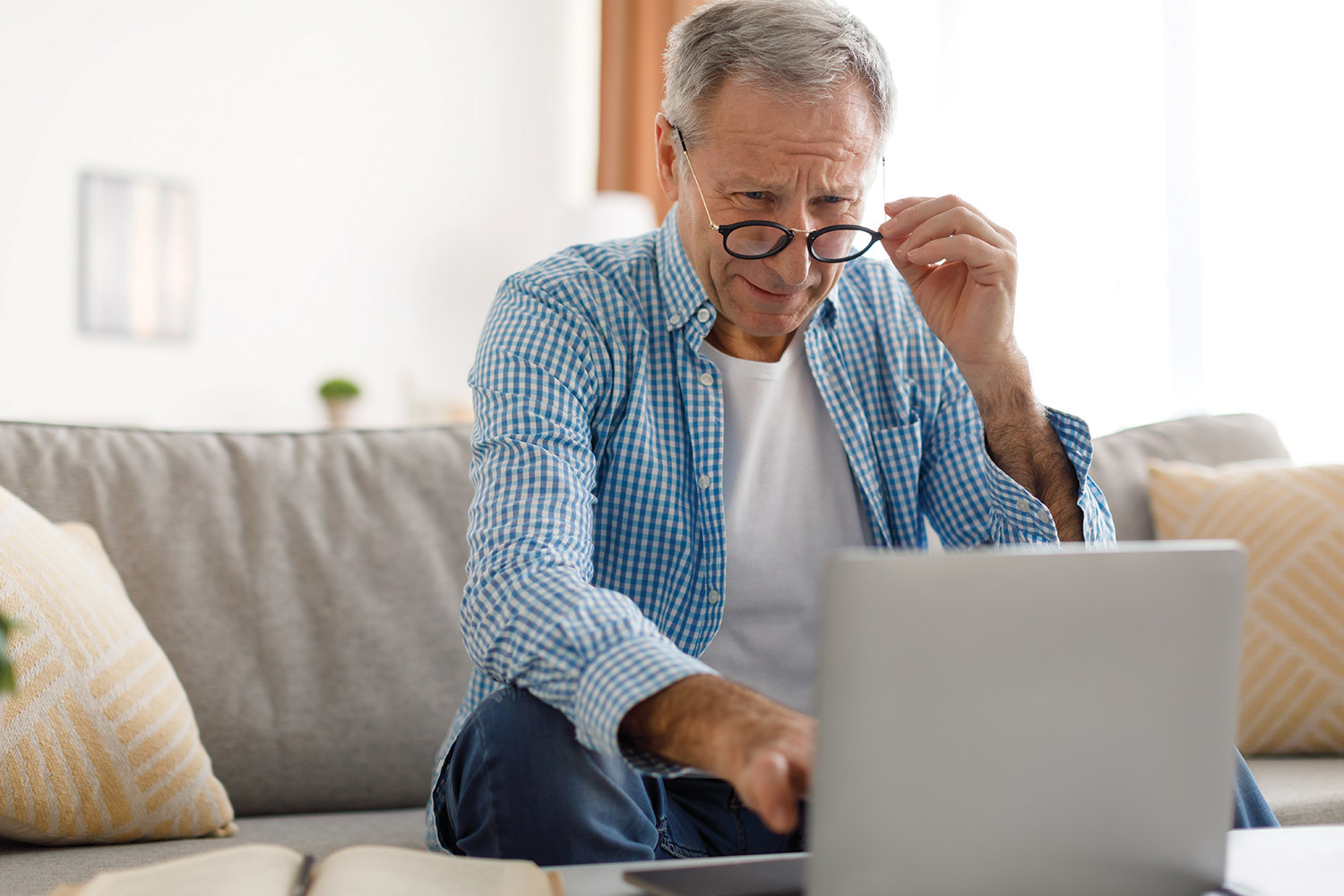 Early Signs of Macular Degeneration and Treatments