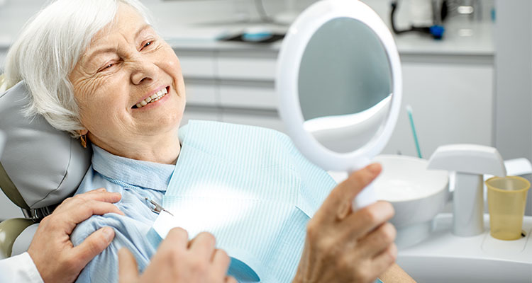 Zahnarzt für Senioren: Worauf es im Alter wirklich ankommt